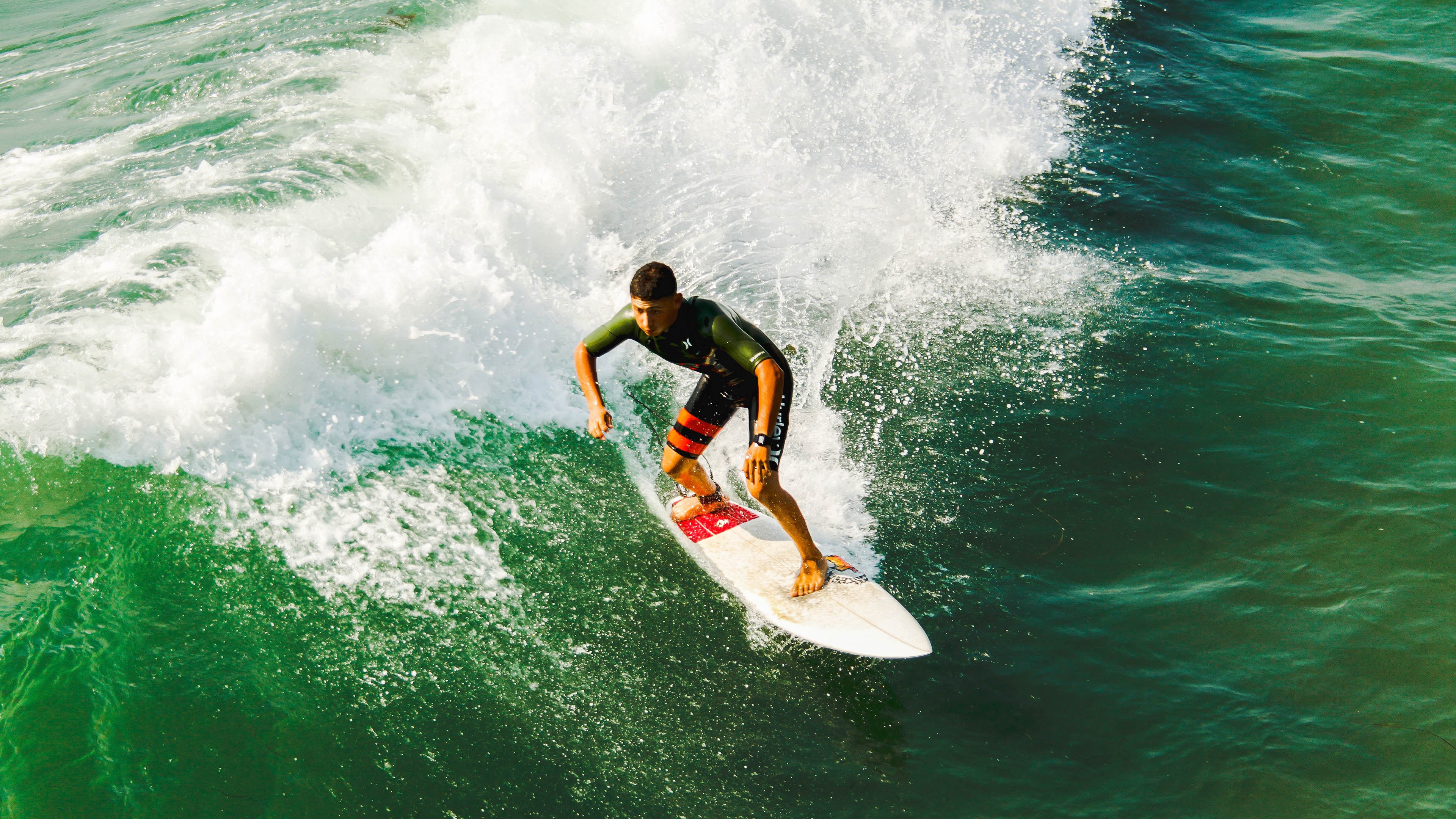 开云电竞平台注册-场上激战：两队攻防转换频繁，精彩纷呈！，球场激战
