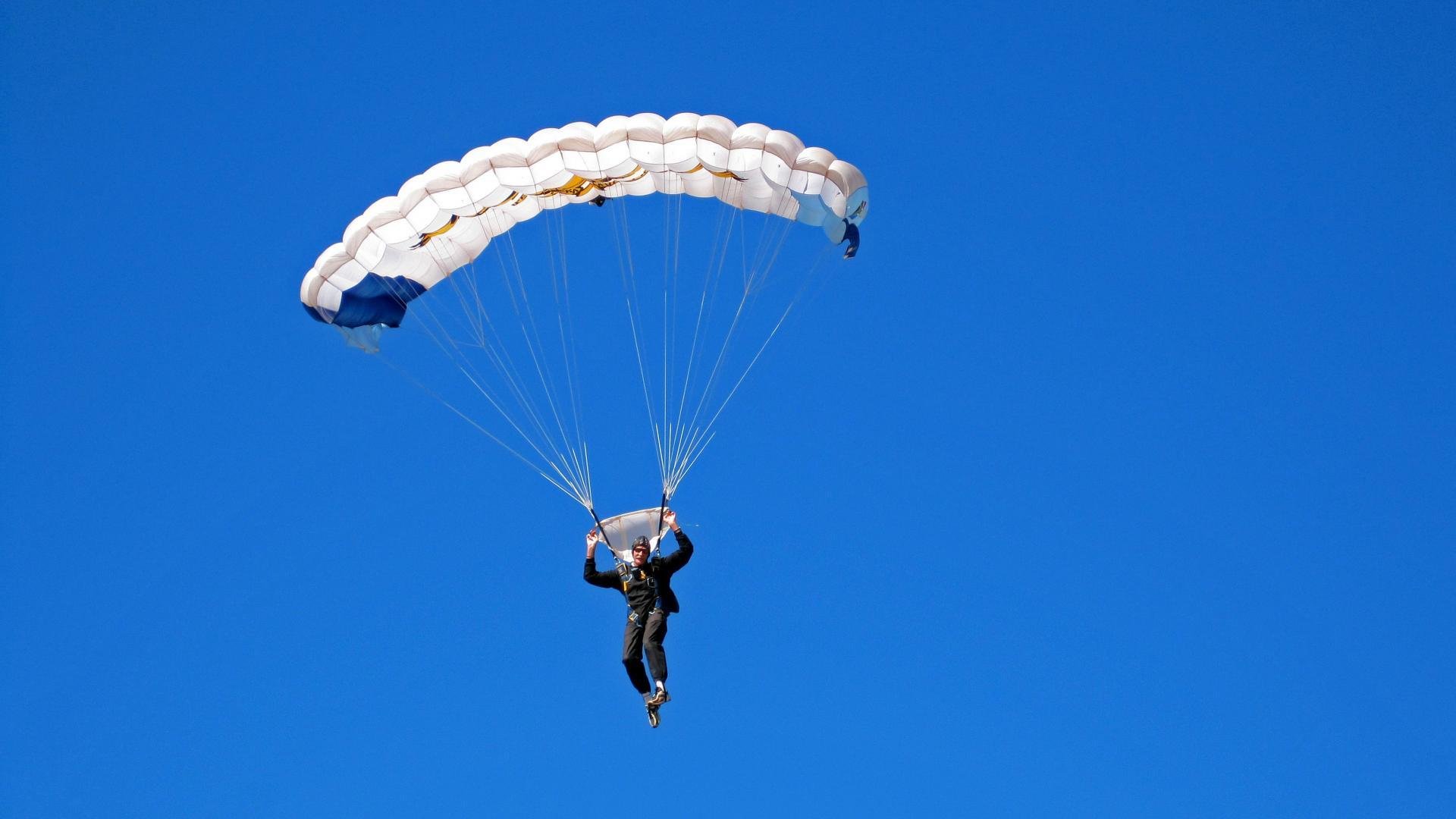 最佳瞬间：王强压哨三分，点燃现场气氛！